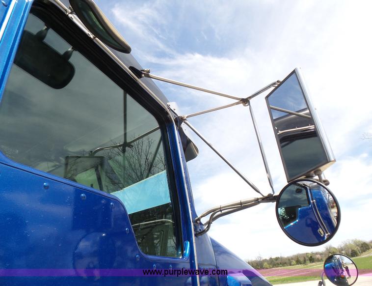 image for item L5480 2000 Kenworth T800B semi truck