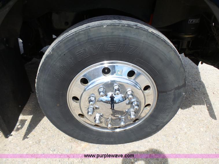 image for item L5480 2000 Kenworth T800B semi truck