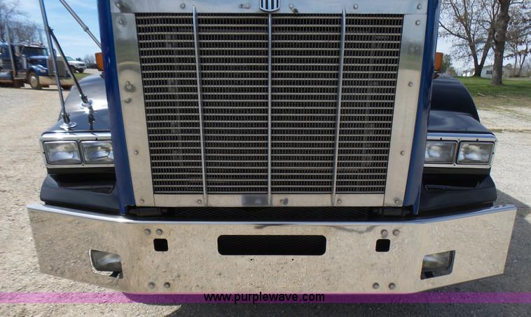 image for item L5480 2000 Kenworth T800B semi truck
