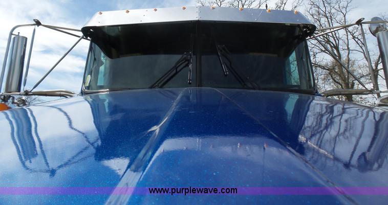 image for item L5480 2000 Kenworth T800B semi truck