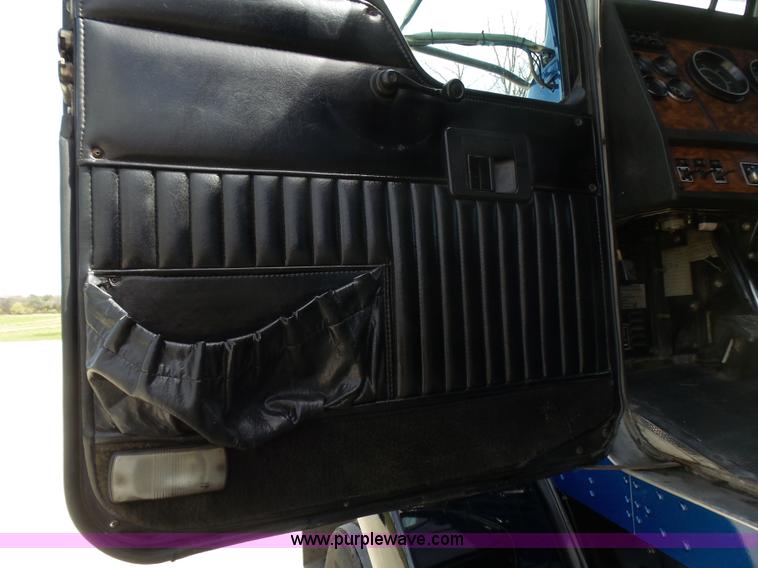 image for item L5480 2000 Kenworth T800B semi truck