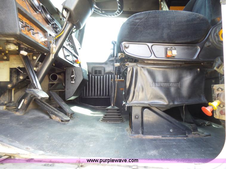 image for item L5480 2000 Kenworth T800B semi truck