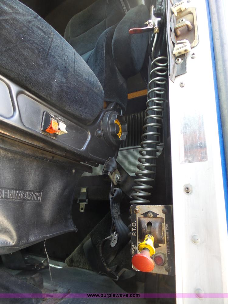 image for item L5480 2000 Kenworth T800B semi truck