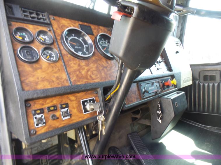 image for item L5480 2000 Kenworth T800B semi truck