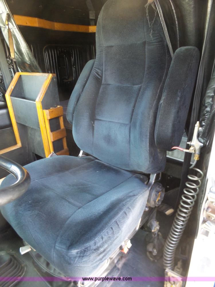 image for item L5480 2000 Kenworth T800B semi truck