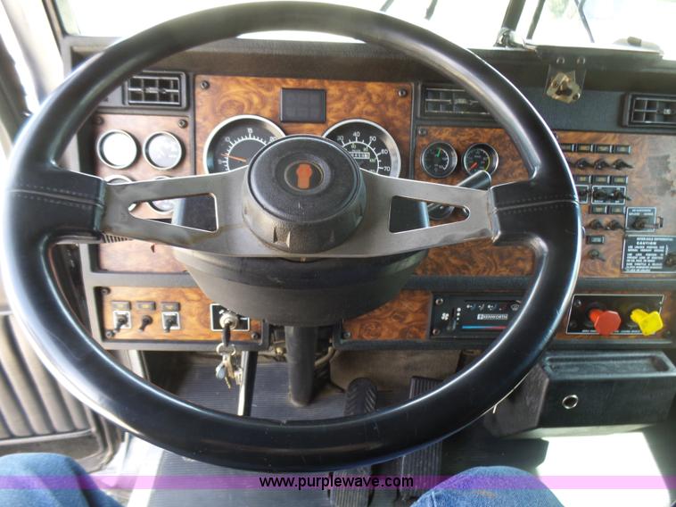 image for item L5480 2000 Kenworth T800B semi truck