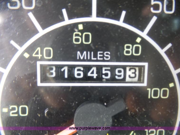 image for item L5480 2000 Kenworth T800B semi truck