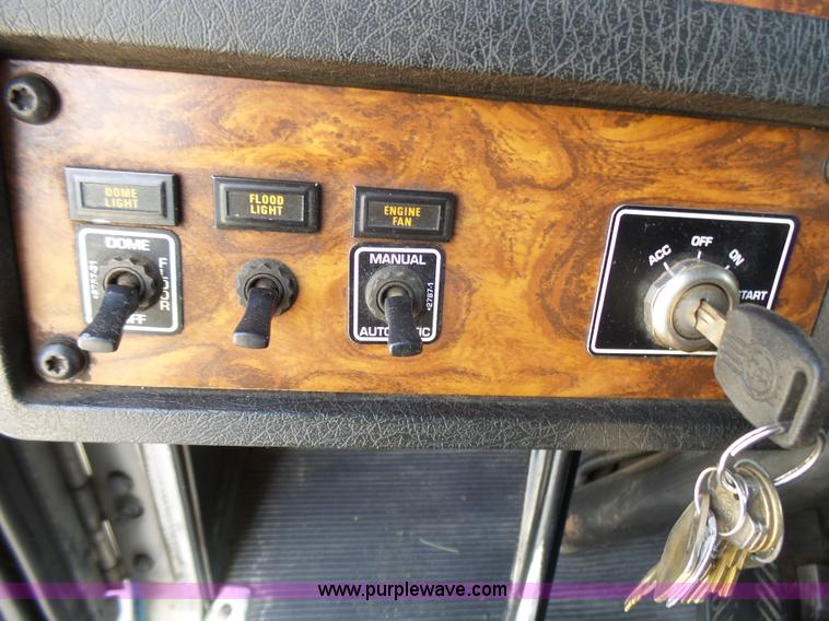 image for item L5480 2000 Kenworth T800B semi truck