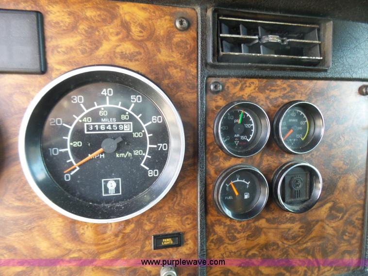 image for item L5480 2000 Kenworth T800B semi truck