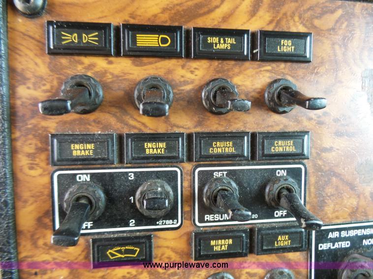 image for item L5480 2000 Kenworth T800B semi truck