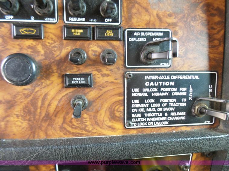 image for item L5480 2000 Kenworth T800B semi truck