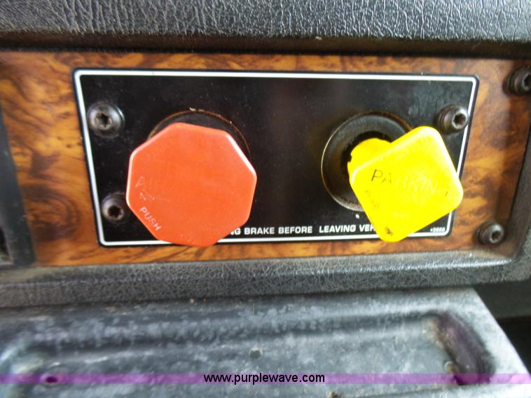 image for item L5480 2000 Kenworth T800B semi truck