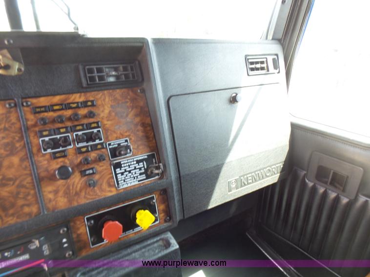 image for item L5480 2000 Kenworth T800B semi truck