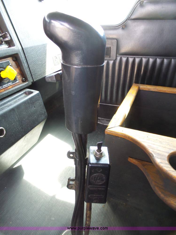 image for item L5480 2000 Kenworth T800B semi truck