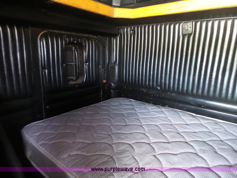 image for item L5480 2000 Kenworth T800B semi truck