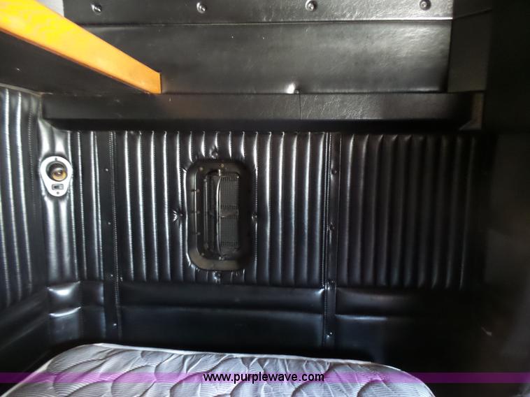 image for item L5480 2000 Kenworth T800B semi truck