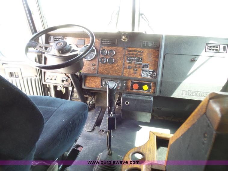 image for item L5480 2000 Kenworth T800B semi truck