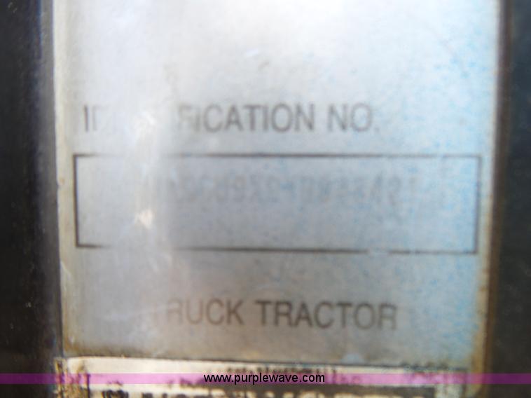 image for item L5480 2000 Kenworth T800B semi truck