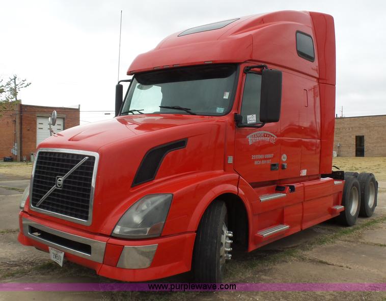image for item L5759 2011 Volvo VNL semi truck
