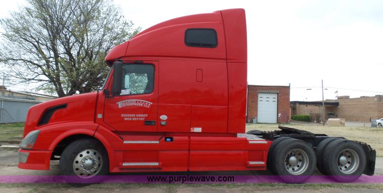 image for item L5759 2011 Volvo VNL semi truck