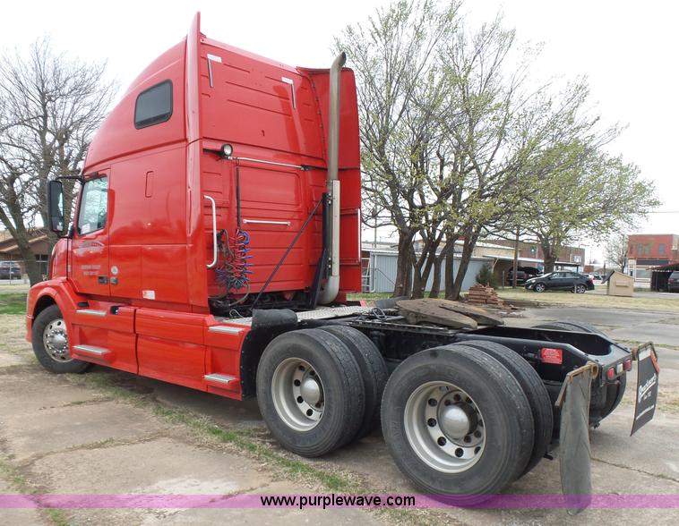 image for item L5759 2011 Volvo VNL semi truck