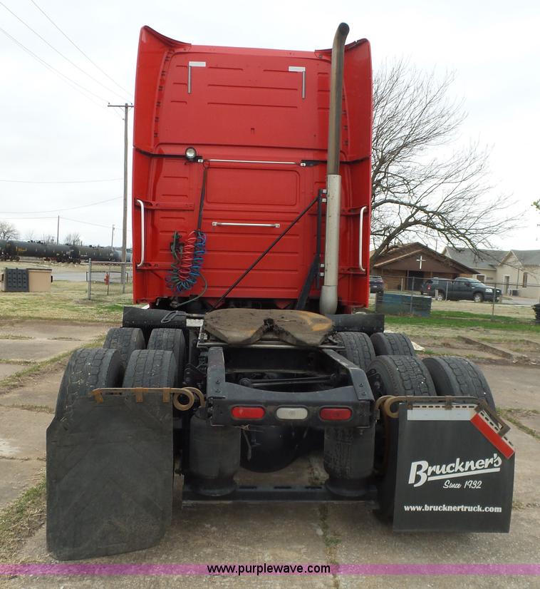 image for item L5759 2011 Volvo VNL semi truck