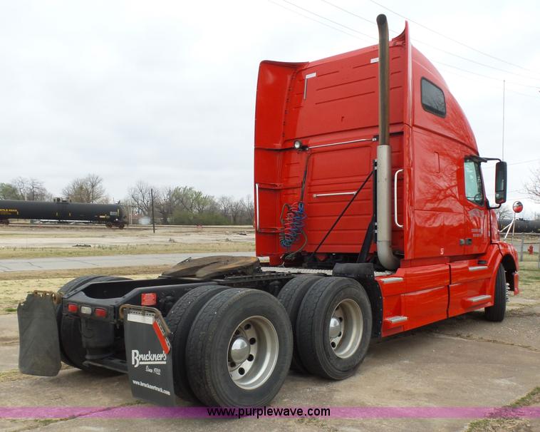 image for item L5759 2011 Volvo VNL semi truck