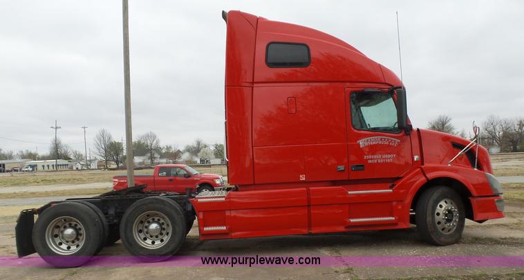 image for item L5759 2011 Volvo VNL semi truck