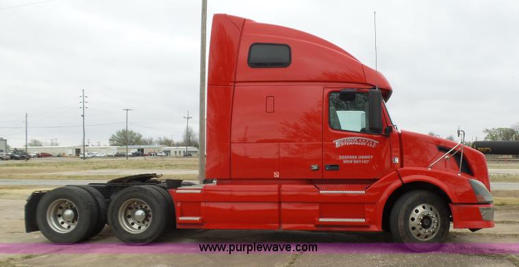 image for item L5759 2011 Volvo VNL semi truck