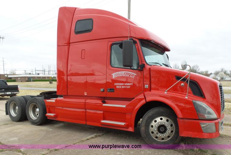image for item L5759 2011 Volvo VNL semi truck