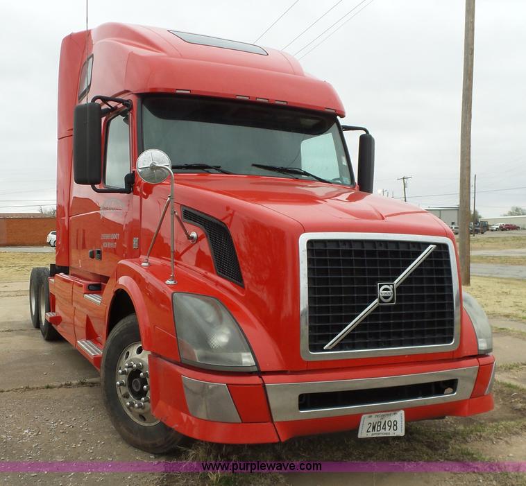 image for item L5759 2011 Volvo VNL semi truck
