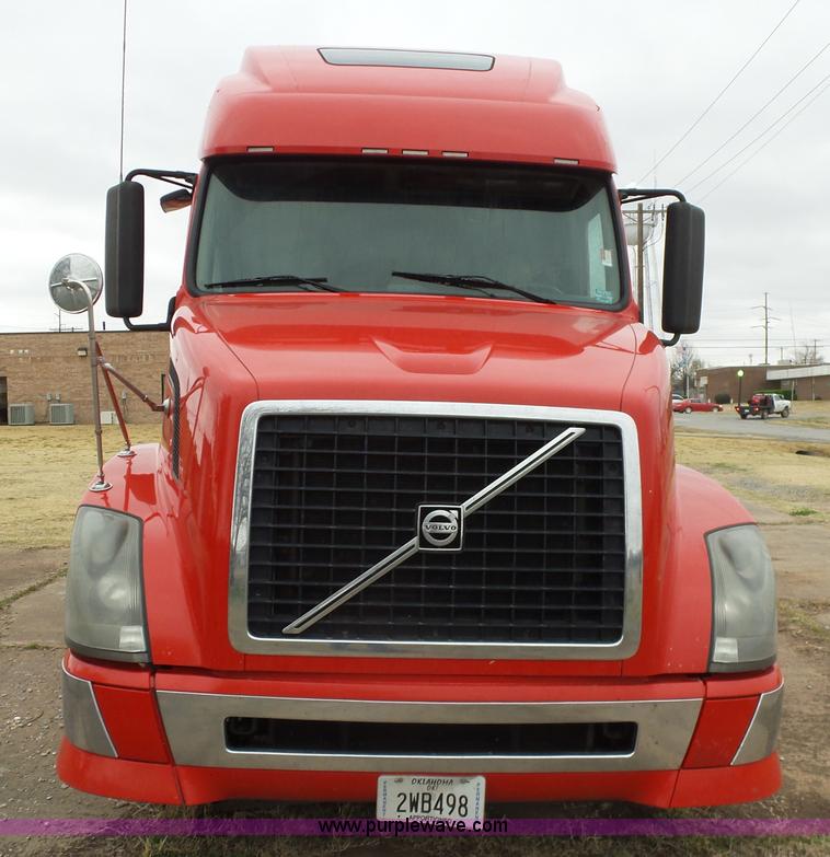 image for item L5759 2011 Volvo VNL semi truck