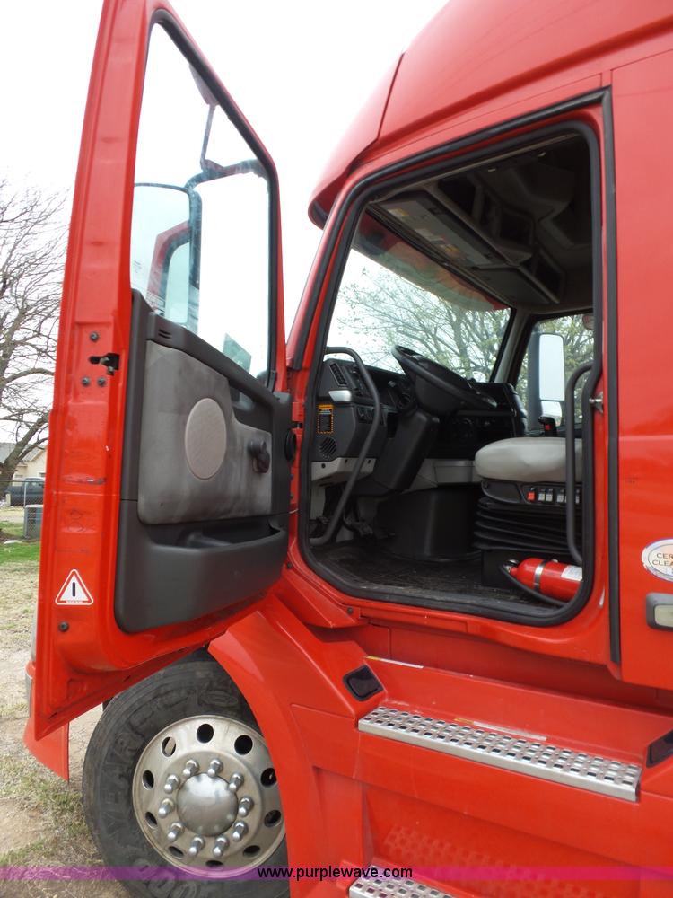 image for item L5759 2011 Volvo VNL semi truck