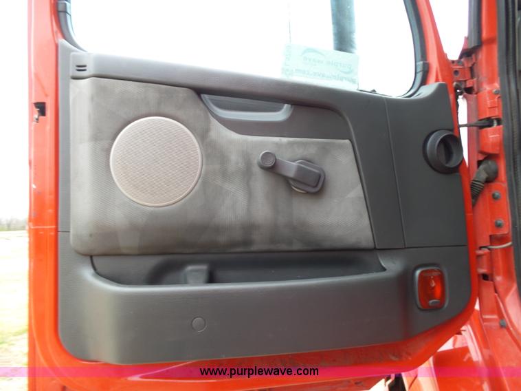 image for item L5759 2011 Volvo VNL semi truck