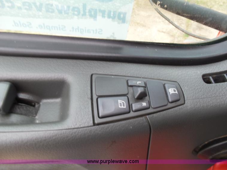 image for item L5759 2011 Volvo VNL semi truck