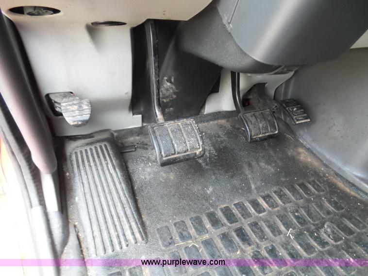 image for item L5759 2011 Volvo VNL semi truck