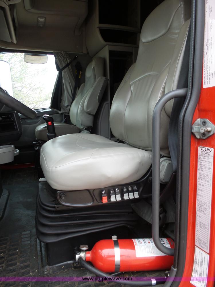 image for item L5759 2011 Volvo VNL semi truck