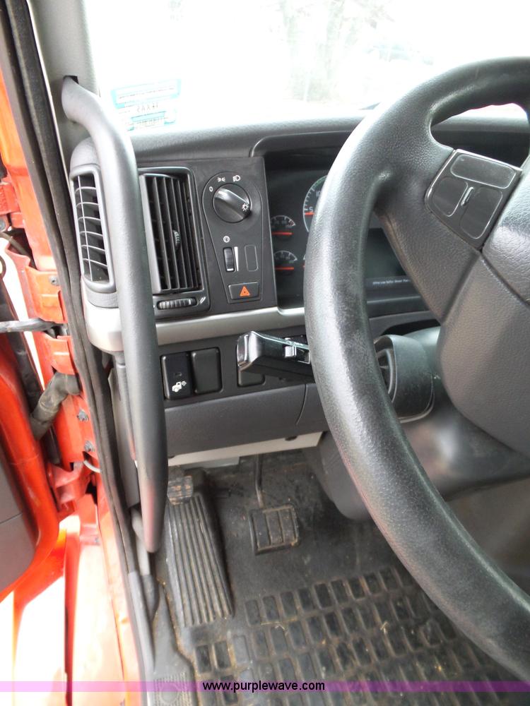 image for item L5759 2011 Volvo VNL semi truck