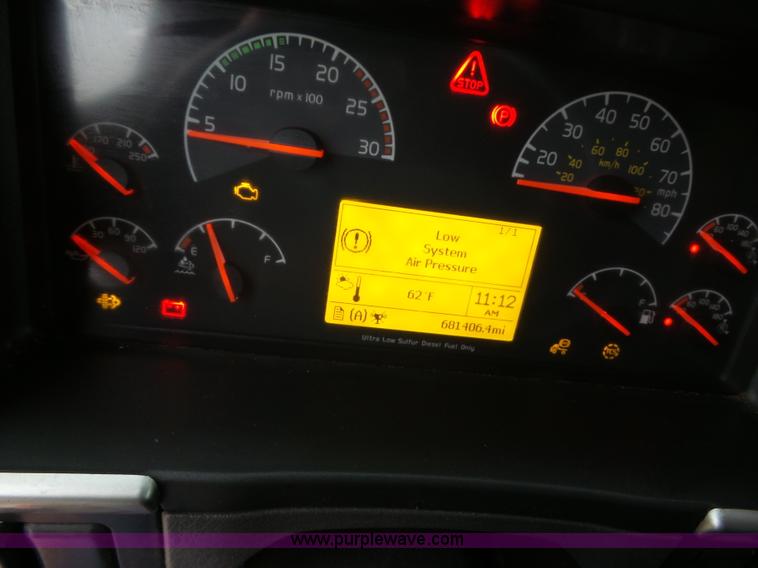 image for item L5759 2011 Volvo VNL semi truck