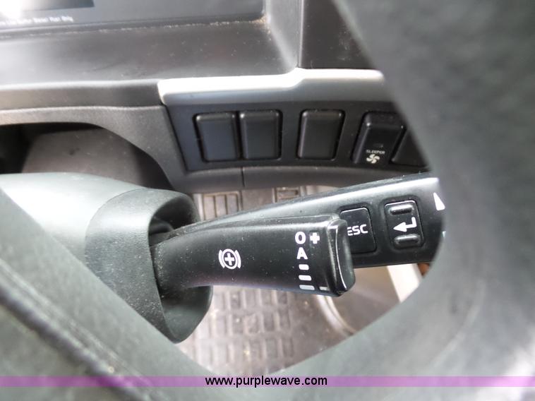 image for item L5759 2011 Volvo VNL semi truck