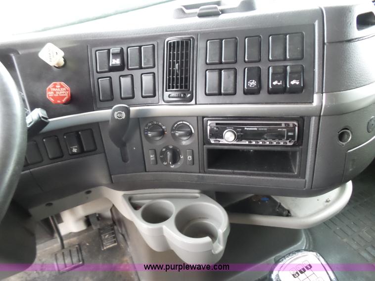 image for item L5759 2011 Volvo VNL semi truck