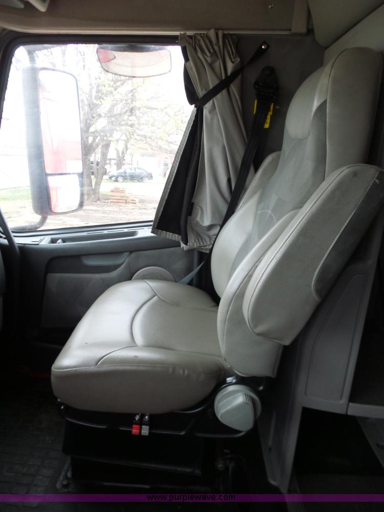 image for item L5759 2011 Volvo VNL semi truck