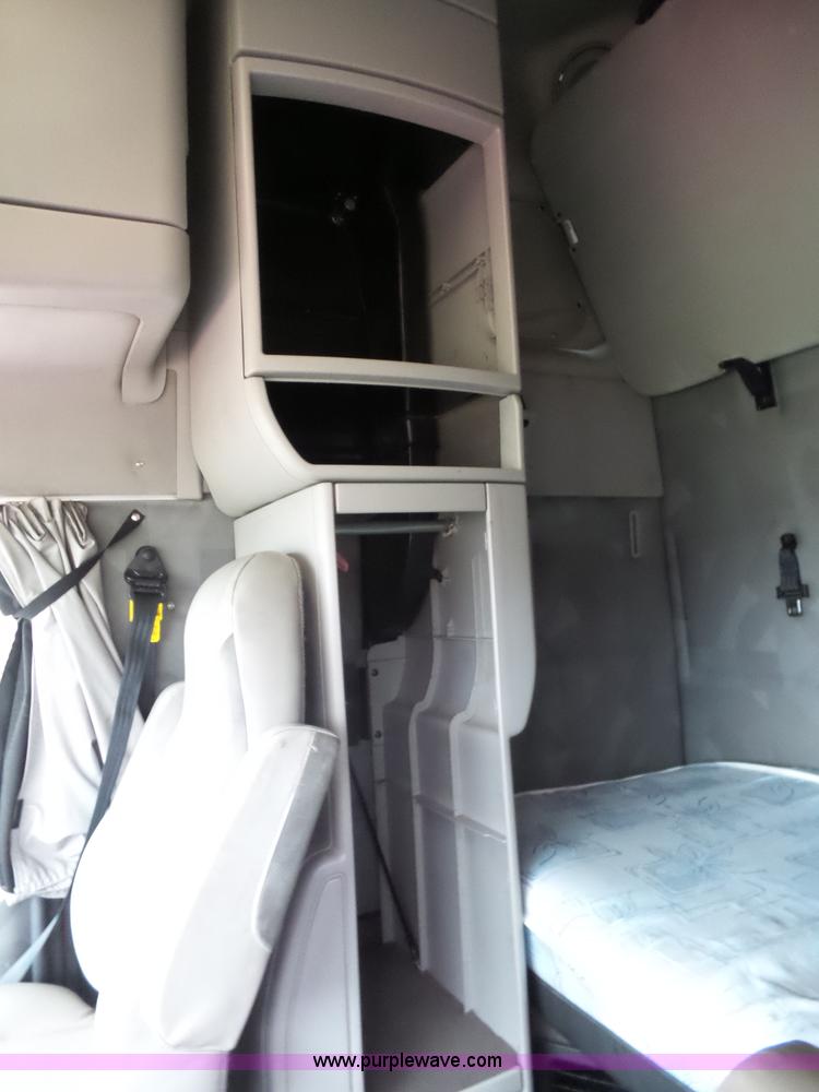 image for item L5759 2011 Volvo VNL semi truck