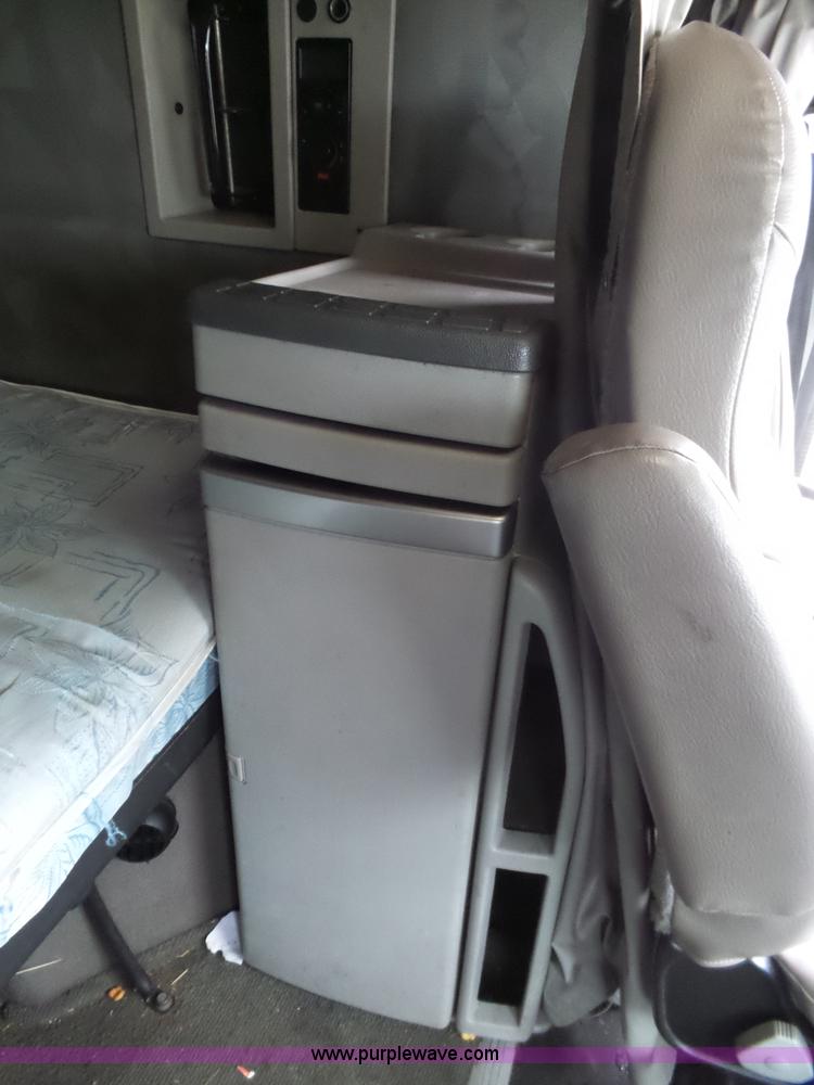 image for item L5759 2011 Volvo VNL semi truck