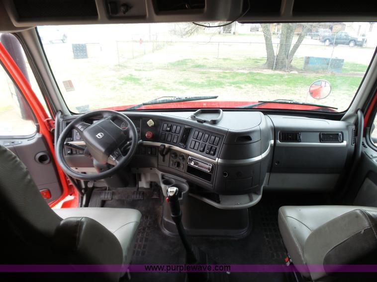 image for item L5759 2011 Volvo VNL semi truck