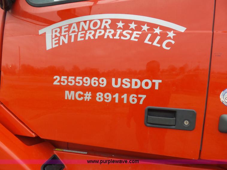 image for item L5759 2011 Volvo VNL semi truck