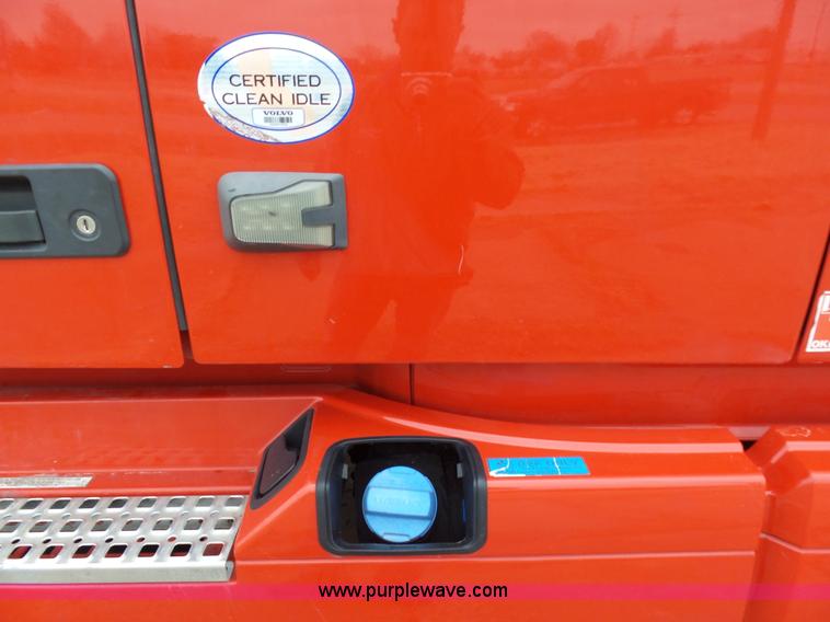 image for item L5759 2011 Volvo VNL semi truck