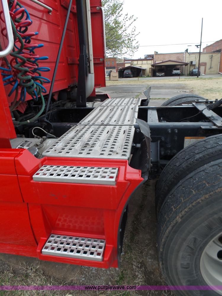 image for item L5759 2011 Volvo VNL semi truck