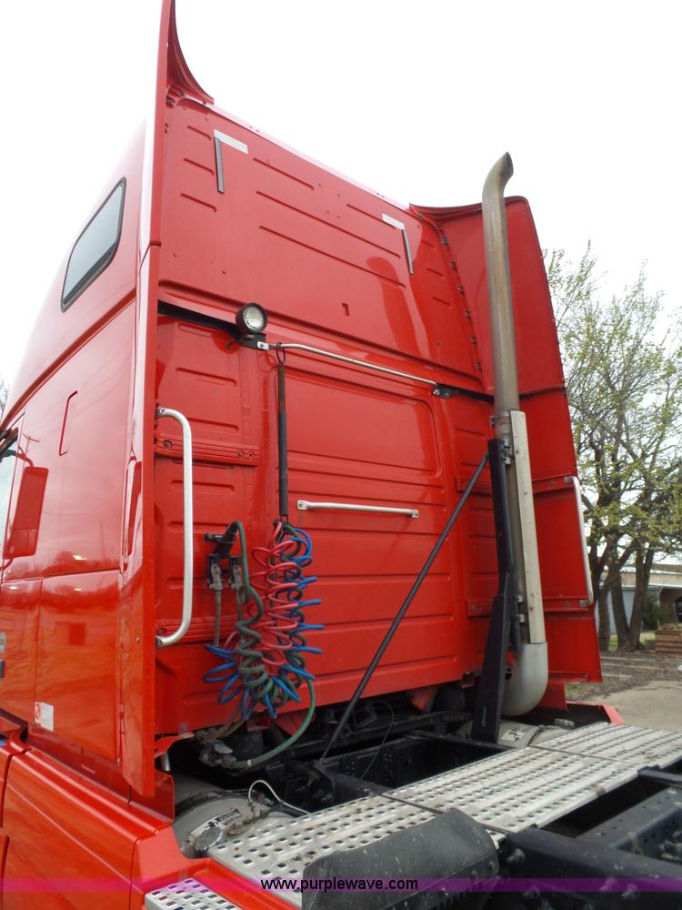 image for item L5759 2011 Volvo VNL semi truck