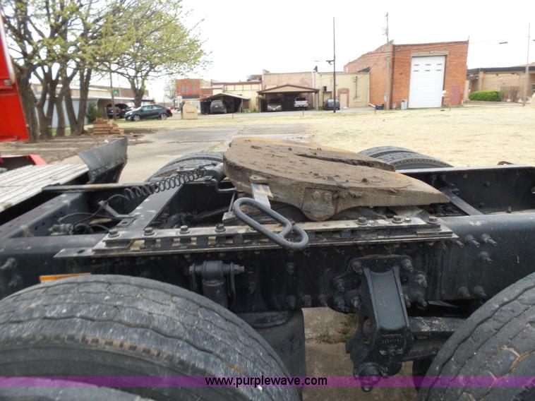 image for item L5759 2011 Volvo VNL semi truck